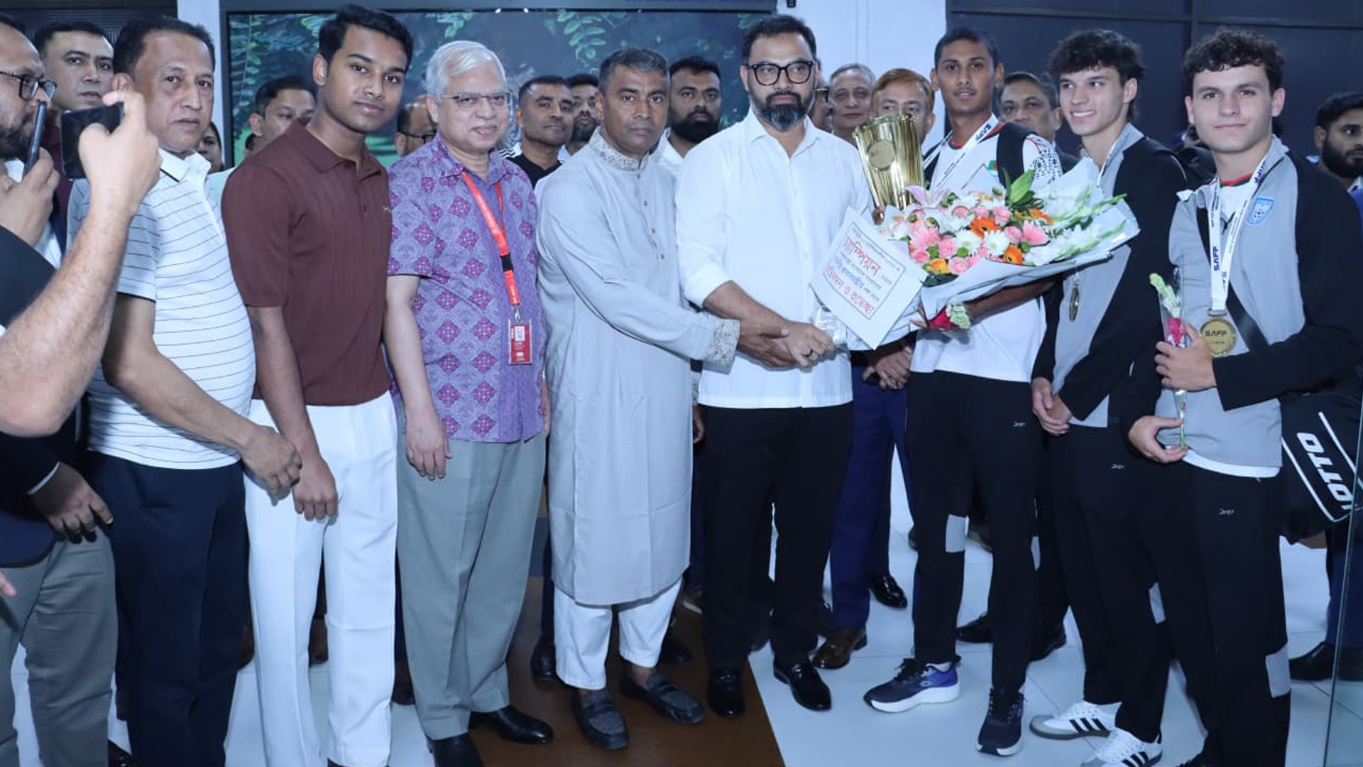 জয়ের মুকুট নিয়ে দেশে ফিরল চ্যাম্পিয়ন বাংলাদেশ অনূর্ধ্ব-২০ দল