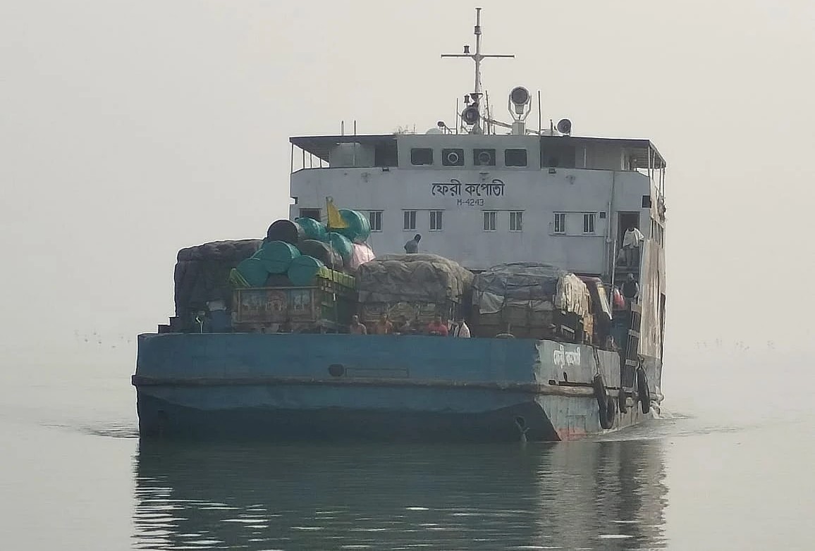ঝড়বৃষ্টির কারণে এক ঘণ্টা বন্ধ থাকার পর দৌলতদিয়া-পাটুরিয়া নৌপথে ফেরি চলাচল পুনরায় শুরু